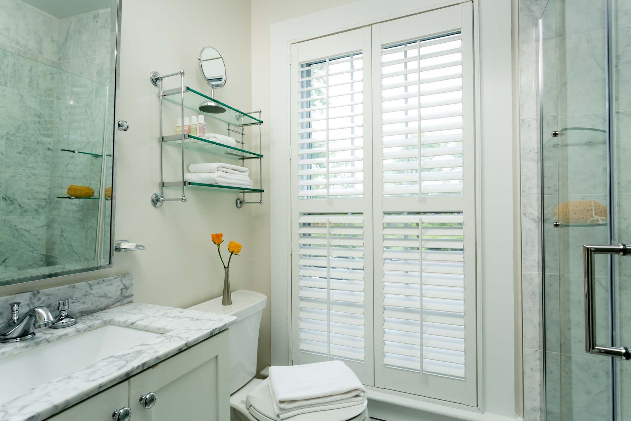 A spacious room 4 bathroom with orange roses at Chatham Inn
